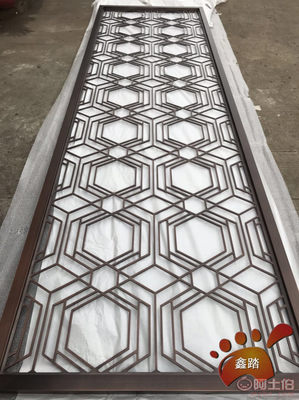 紅古銅浮雕福字花紋鋁板屏風(fēng) 工藝精湛，融合傳統(tǒng)與現(xiàn)代